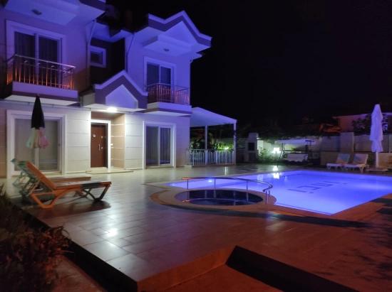 4+1 Villa Zum Verkauf Auf Einem Eckgrundstück Von 545 M2 In Dalyan Gülpınar