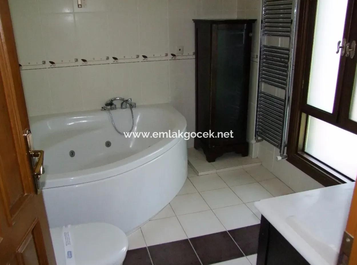 Der Malerische See Und Der Kanal In Die Lagune Zum Meer, Luxus-Villa Zum Verkauf In Der Königlichen Gräber Von Maras