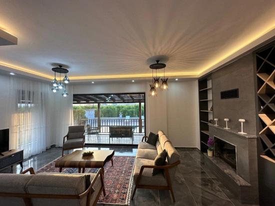 4+1 Villa Zum Verkauf In Eskiköy, Gelegen Auf Einem 14.136 M² Großen Grundstück