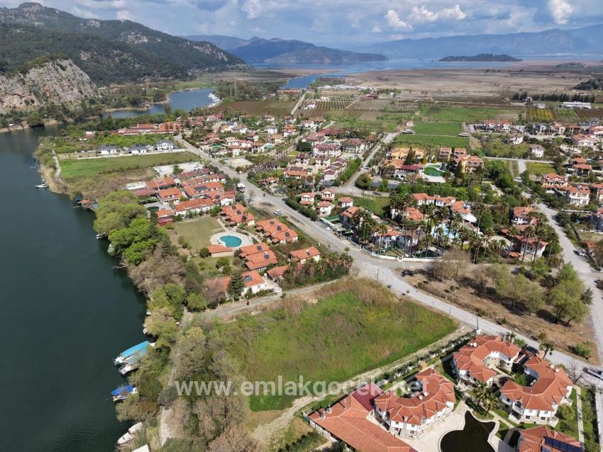 Продается Земельный Участок Площадью 2600 М2 В Дальян Гюльпынар, Прямо Рядом С Каналом, С 20% Зонированием Под Туристическую Застройку.
