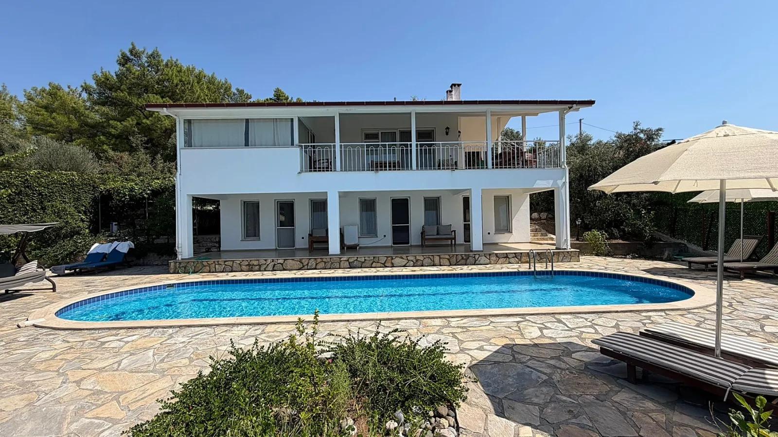 Dalyan Gökbel'de göl ve deniz manzaralı 4+1 satılık villa