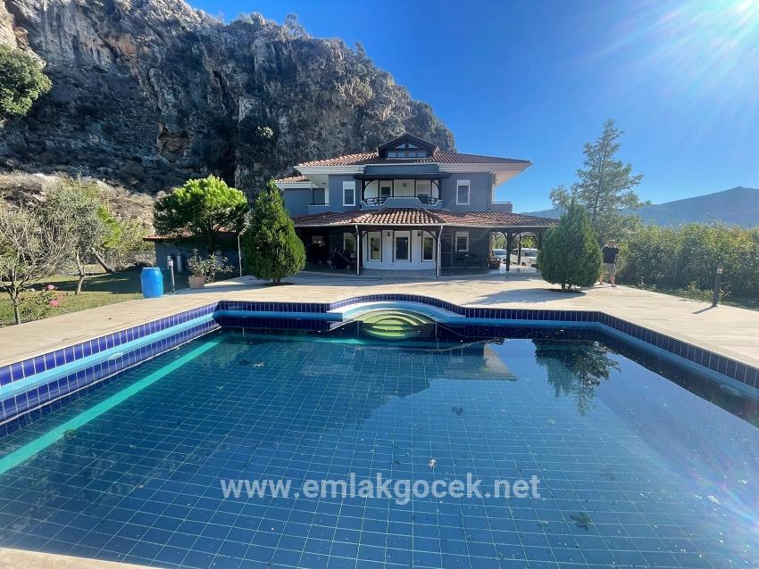 Dalyan Gülpınar'da 6000m2 Arsa İçerisinde 4+2 Satılık Villa
