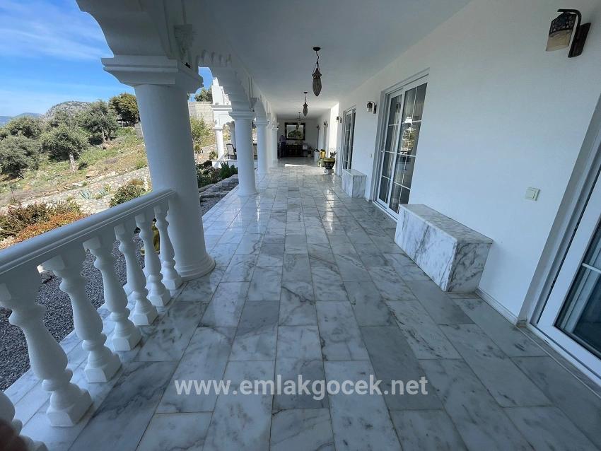 Gökbel'de Full Deniz Manzaralı 5000m2 Arsa İçerisinde Satılık Vıp Villa
