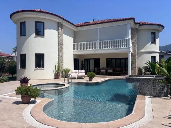 Dalyan Maraş'ta Köşebaşı 980m2 Arsa İçerisinde 5+1 Satılık Villa