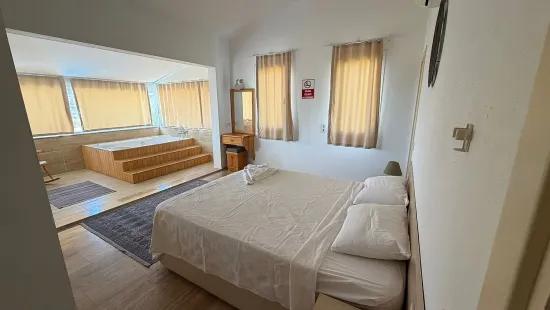 Dalyan Gökbel'de göl ve deniz manzaralı 4+1 satılık villa