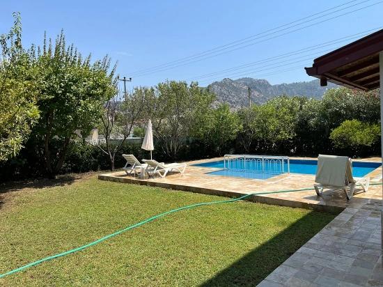 Dalyan'da Köşebaşı 600m2 Arsa İçerisinde 3+1 Satılık Villa