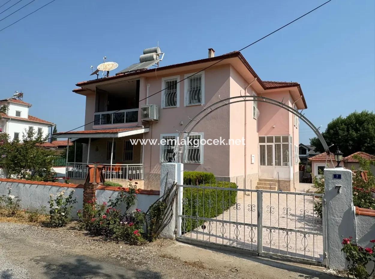 Okçular'da 514M2 Arsa İçerisinde 2 Katlı Satılık Ev