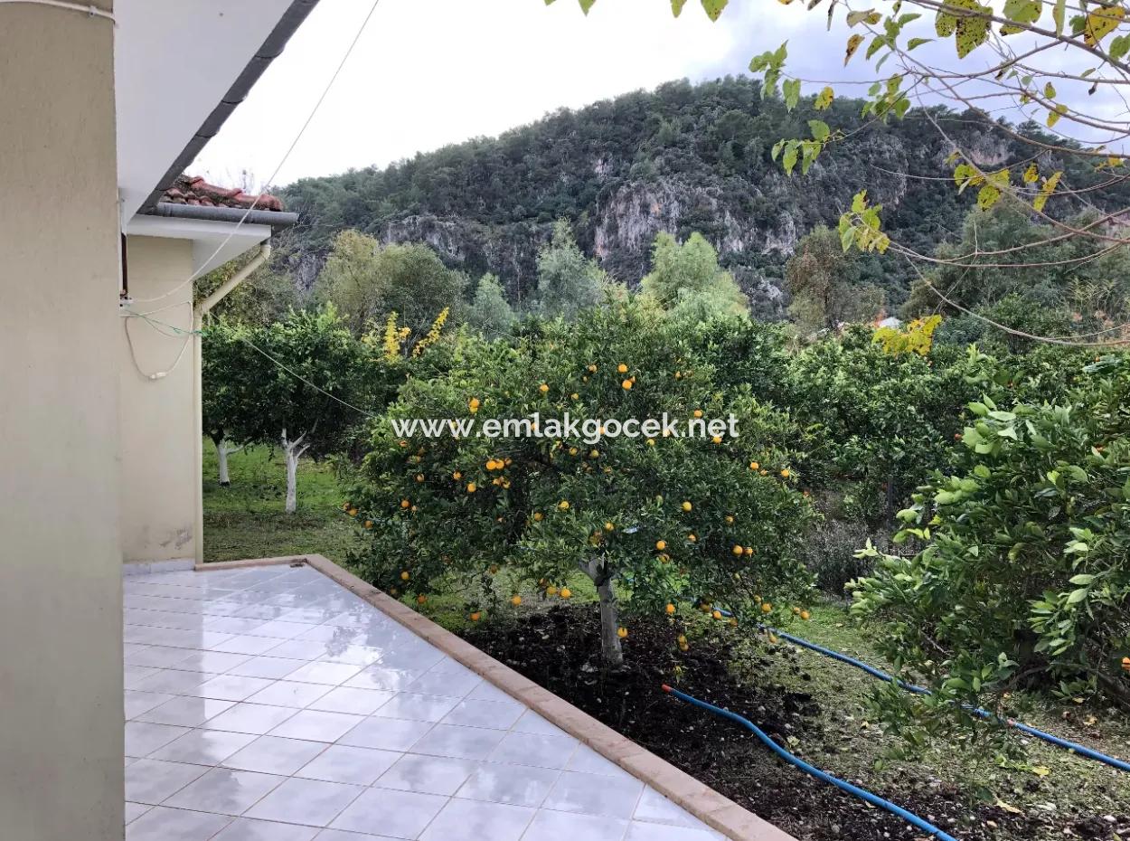 Okçular'da 1222M2 Arsa İçerisinde Satılık Tek Katlı Müstakil Ev