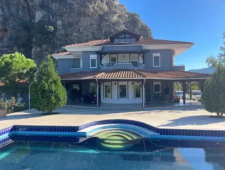 Dalyan Gülpınar'da 6000M2 Arsa İçerisinde 4+2 Satılık Villa