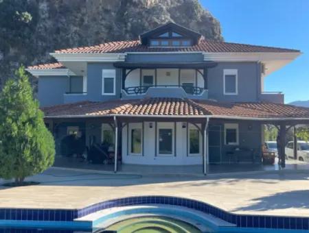 Dalyan Gülpınar'da 6000M2 Arsa İçerisinde 4+2 Satılık Villa
