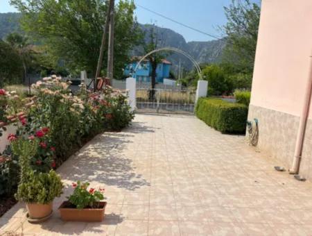 Okçular'da 514M2 Arsa İçerisinde 2 Katlı Satılık Ev
