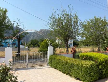 Okçular'da 514M2 Arsa İçerisinde 2 Katlı Satılık Ev