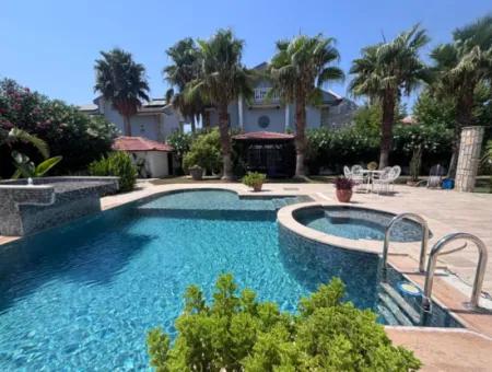 Dalyan Maraş'da Köşebaşında 980M2 Arsa İçin'de 5+1 Satılık Villa